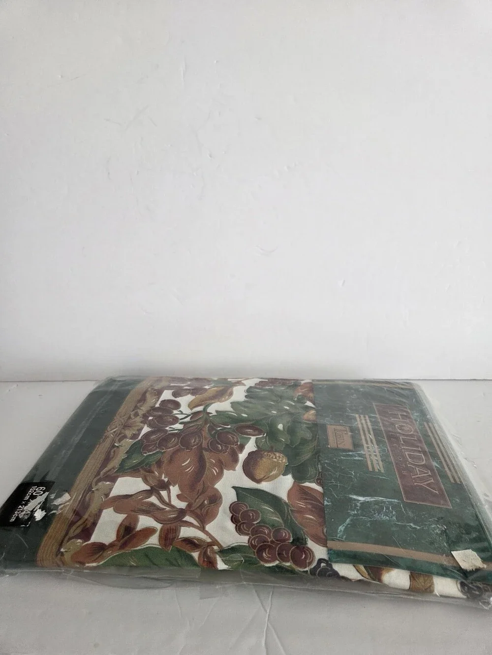 Tobin  Holiday Tablecloth Acorns &berries Sz.60×84in.oblong